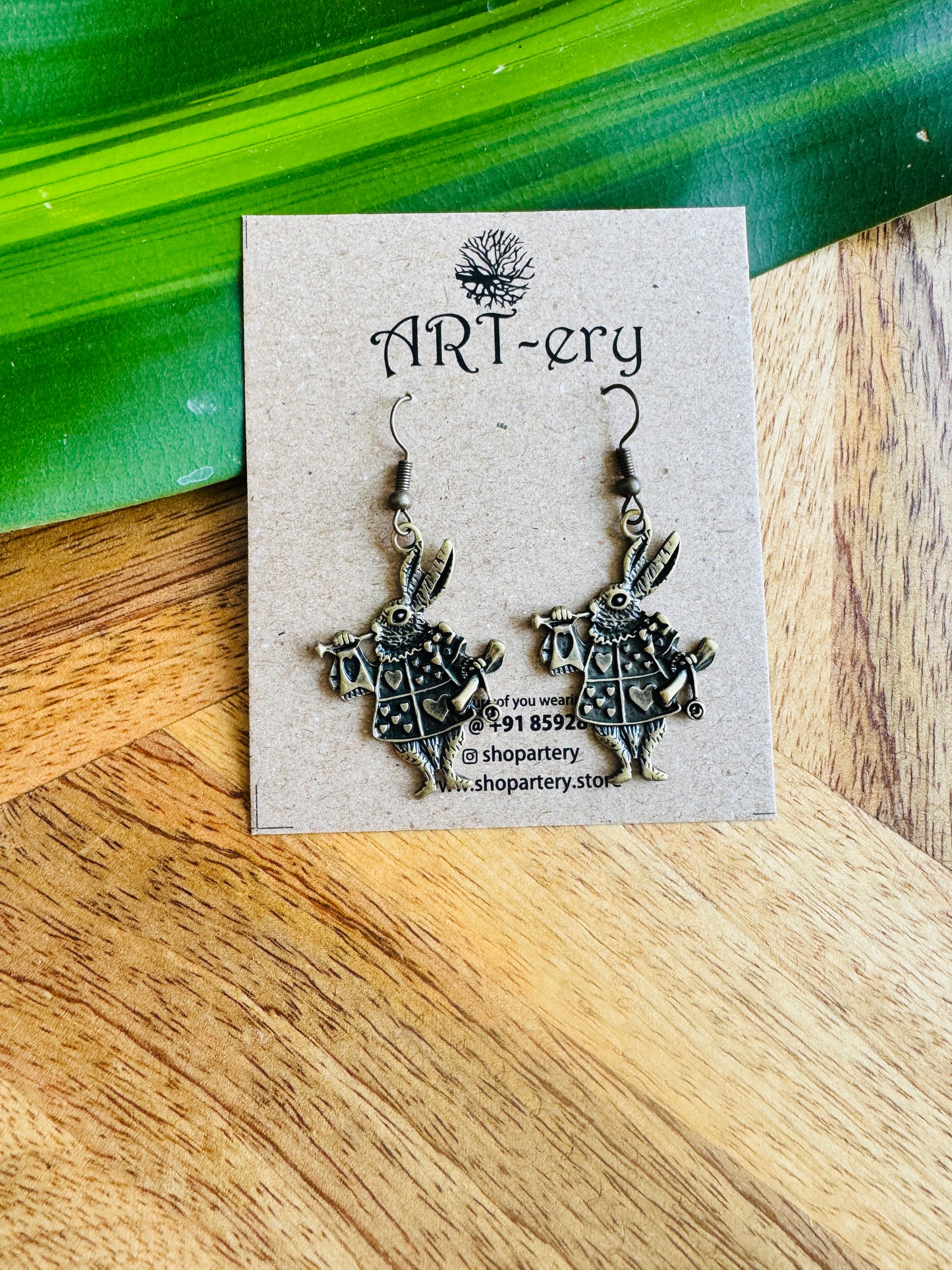 Miniature earring - Alice in wonderland