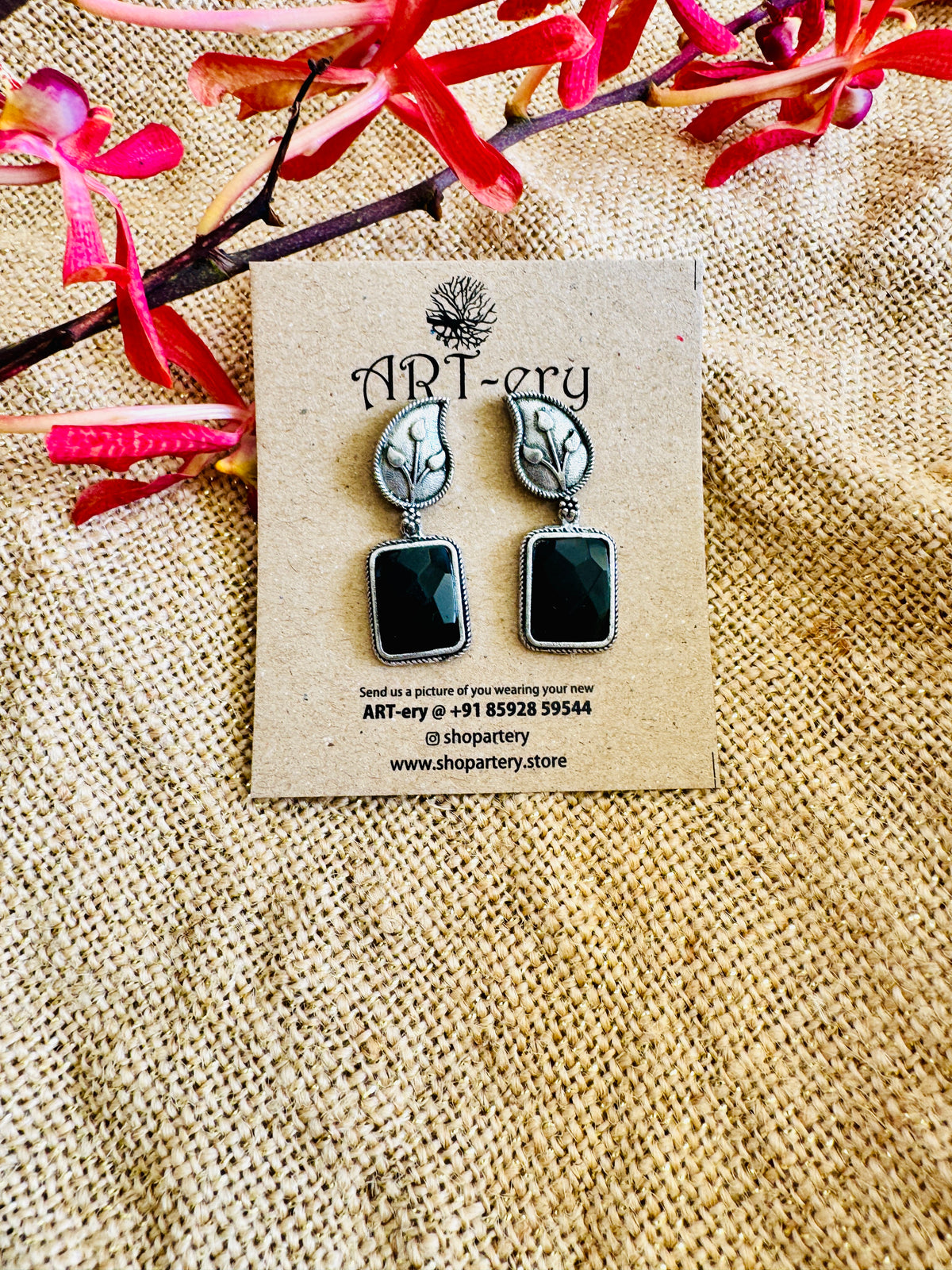 Leaf Design Lightweight Stone Earrings - Black