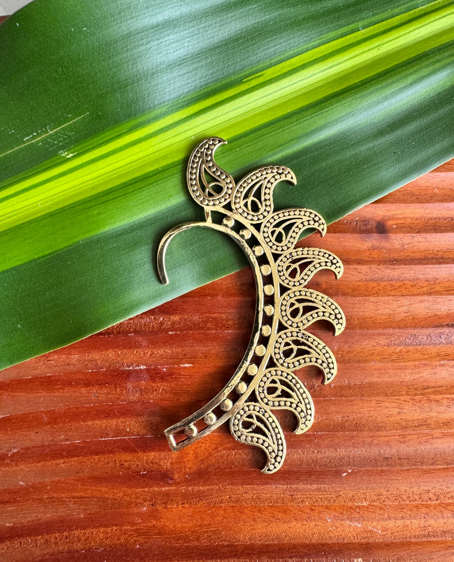 Ear cuff in gold tone Paisley design