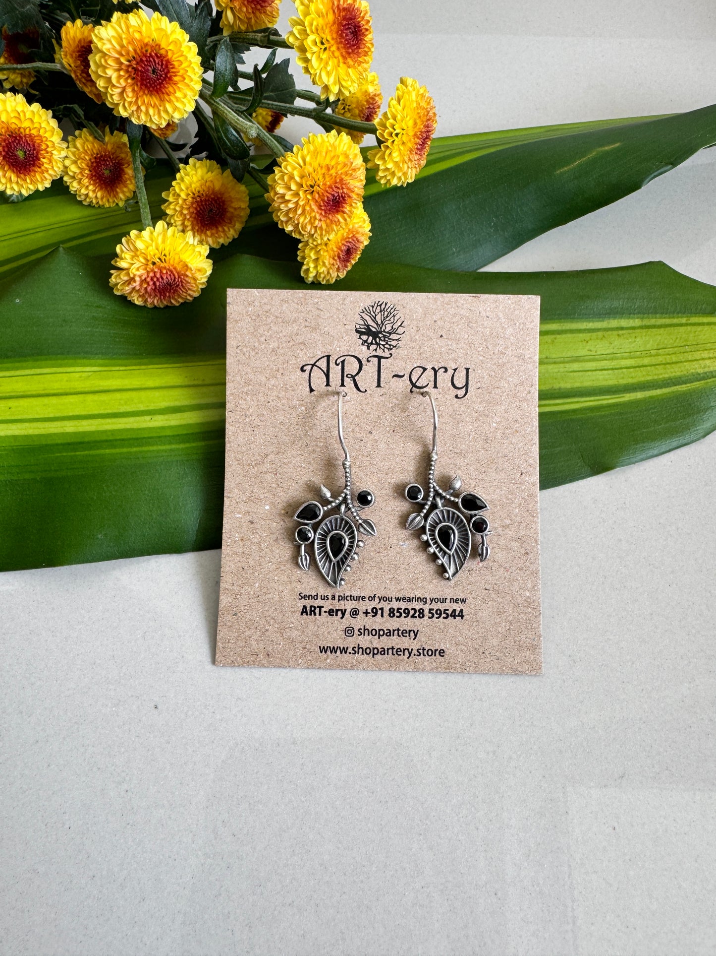 Simple stone drop earrings - Black