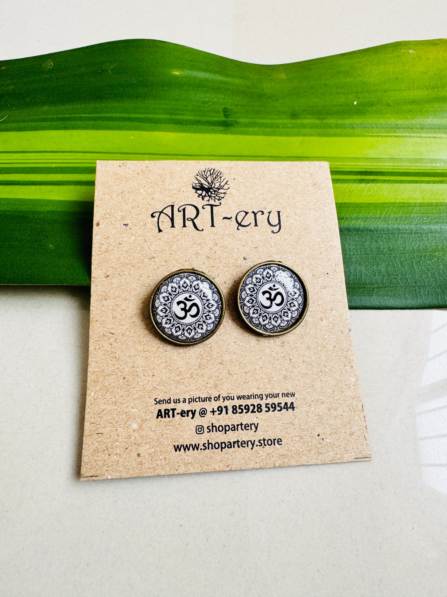 Resin ear stud - Om symbol