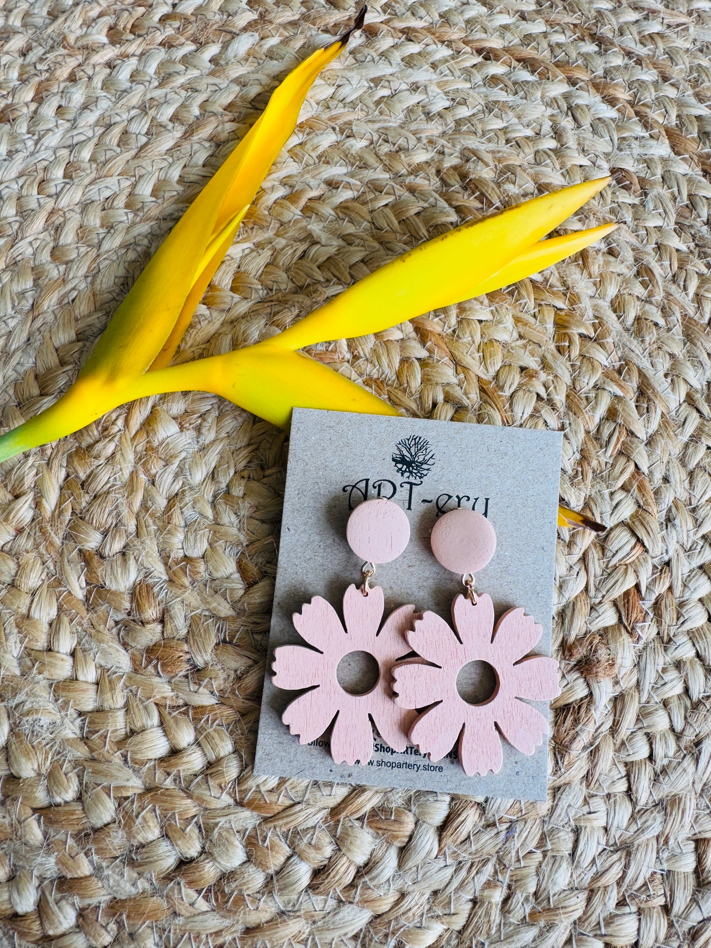Lightweight wooden pastel earring - Pastel pink