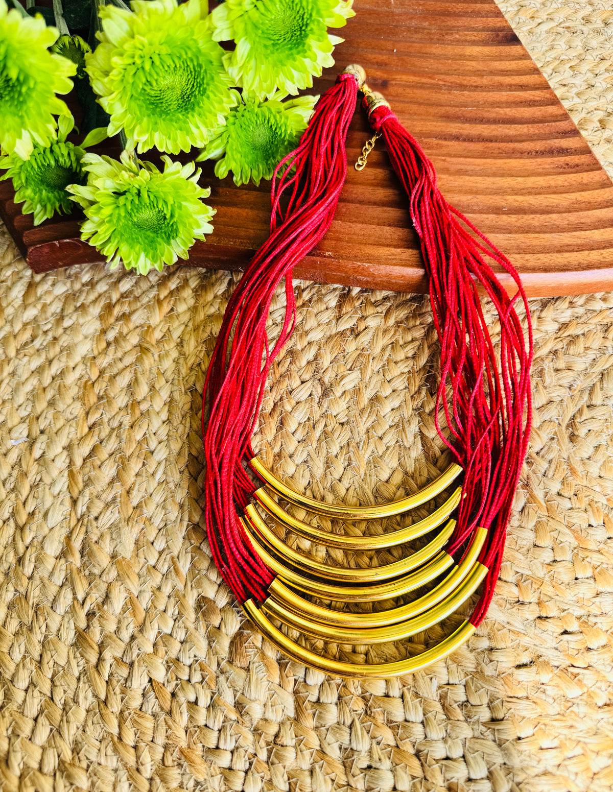 Jute statement necklace with gold tube - Red