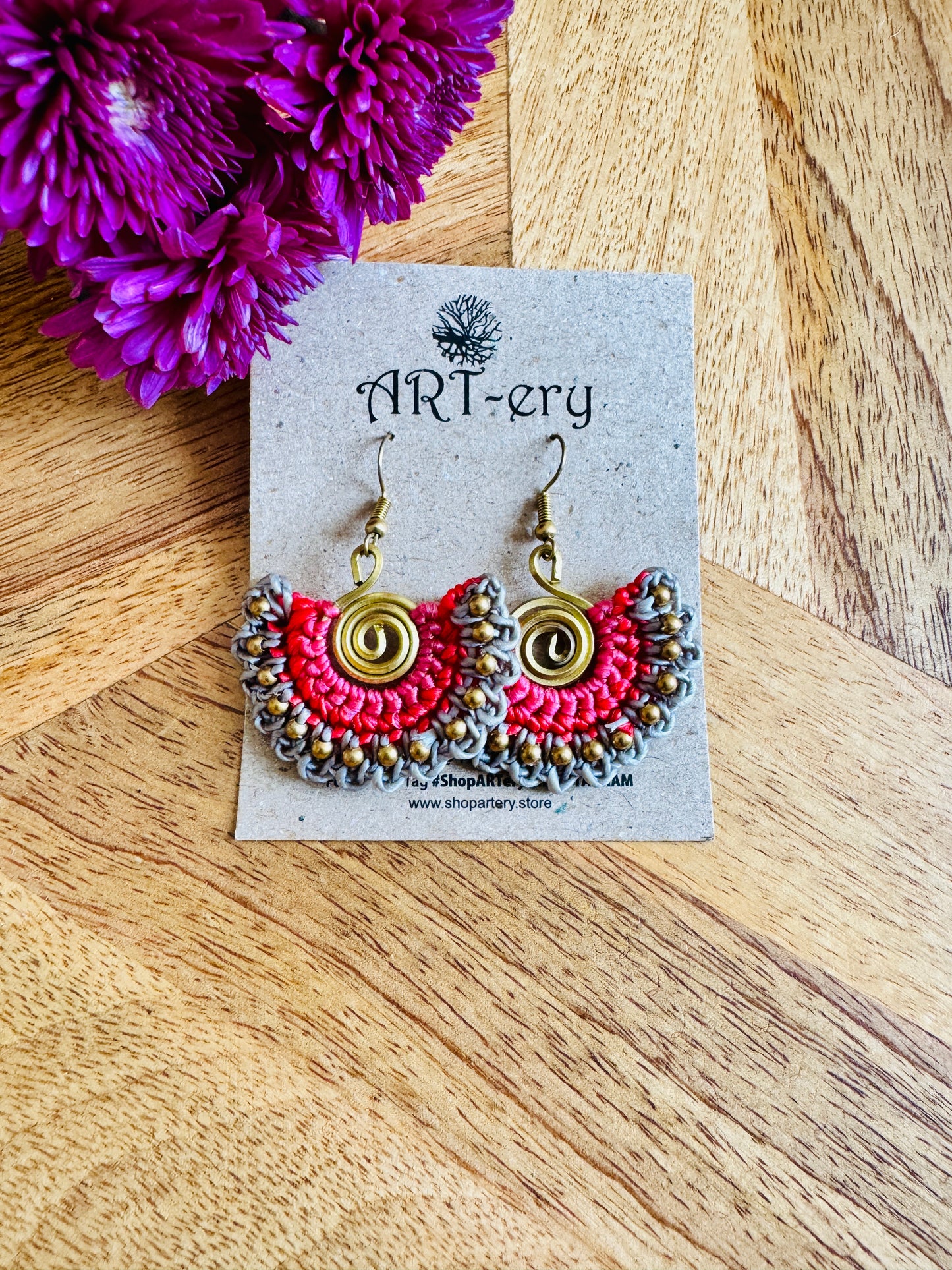 Handcrafted beaded earrings - Grey and pink
