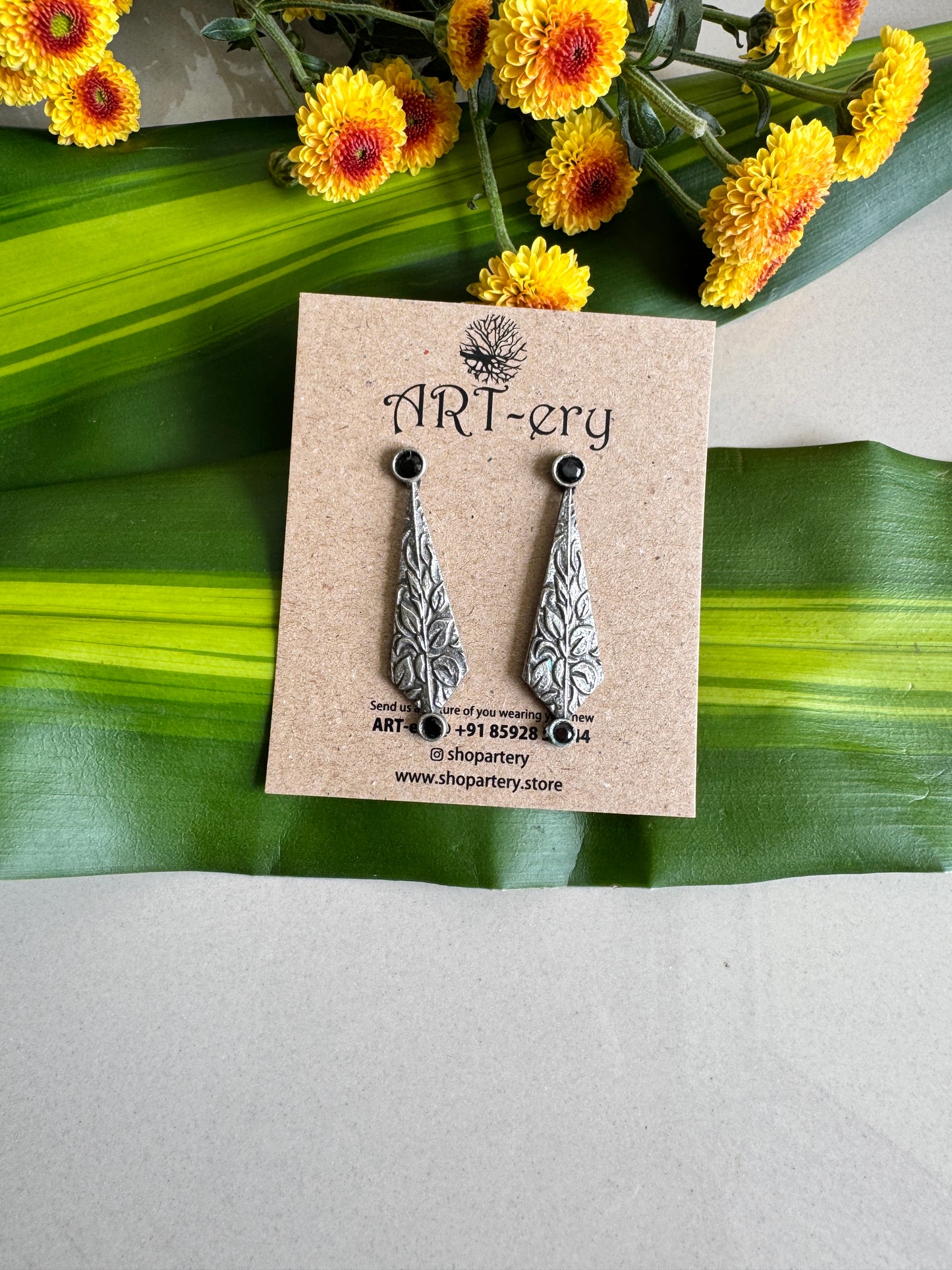 Diamond shaped earring in oxidised silver - Black