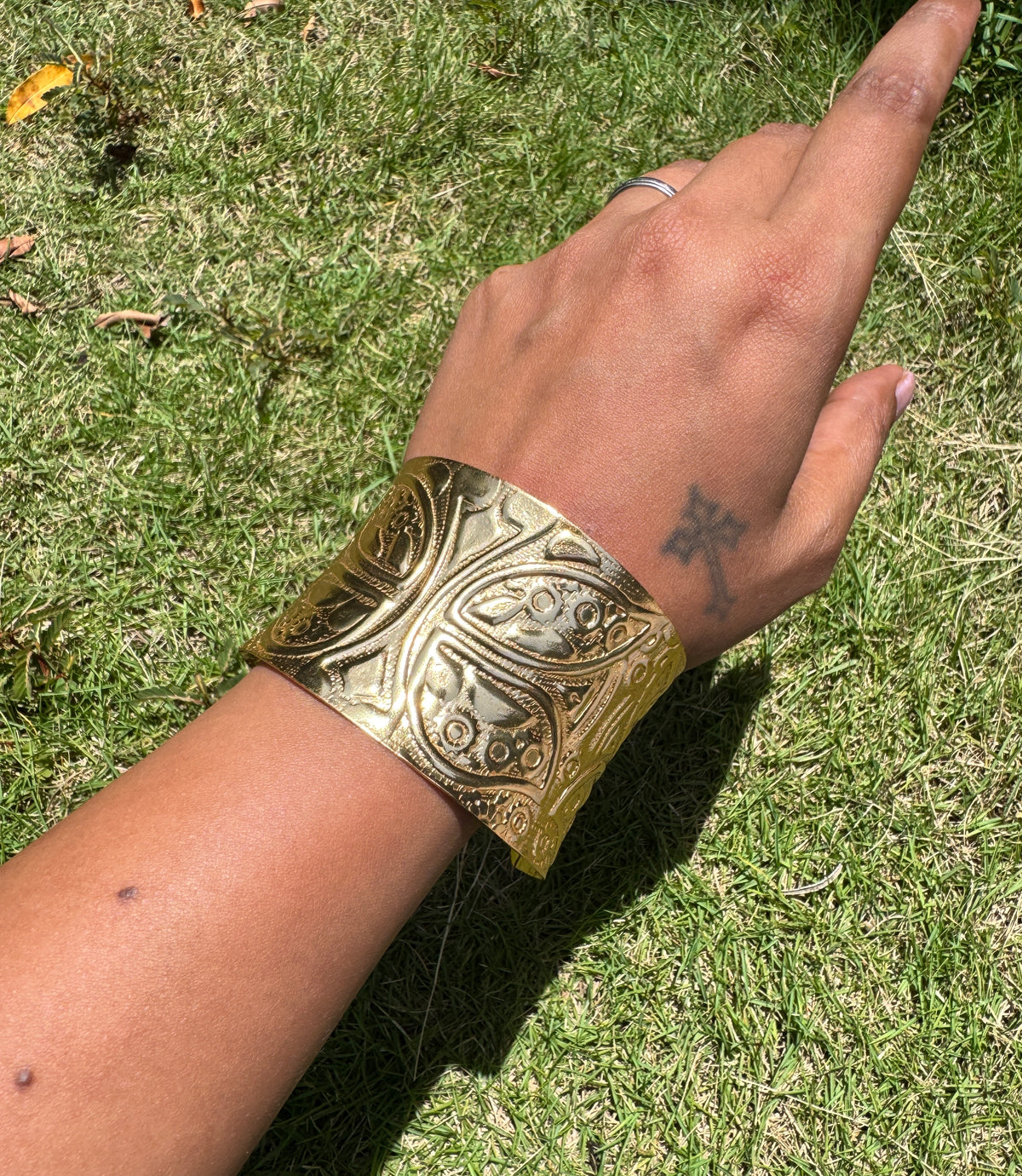Abstract arm cuff narrow glossy finish
