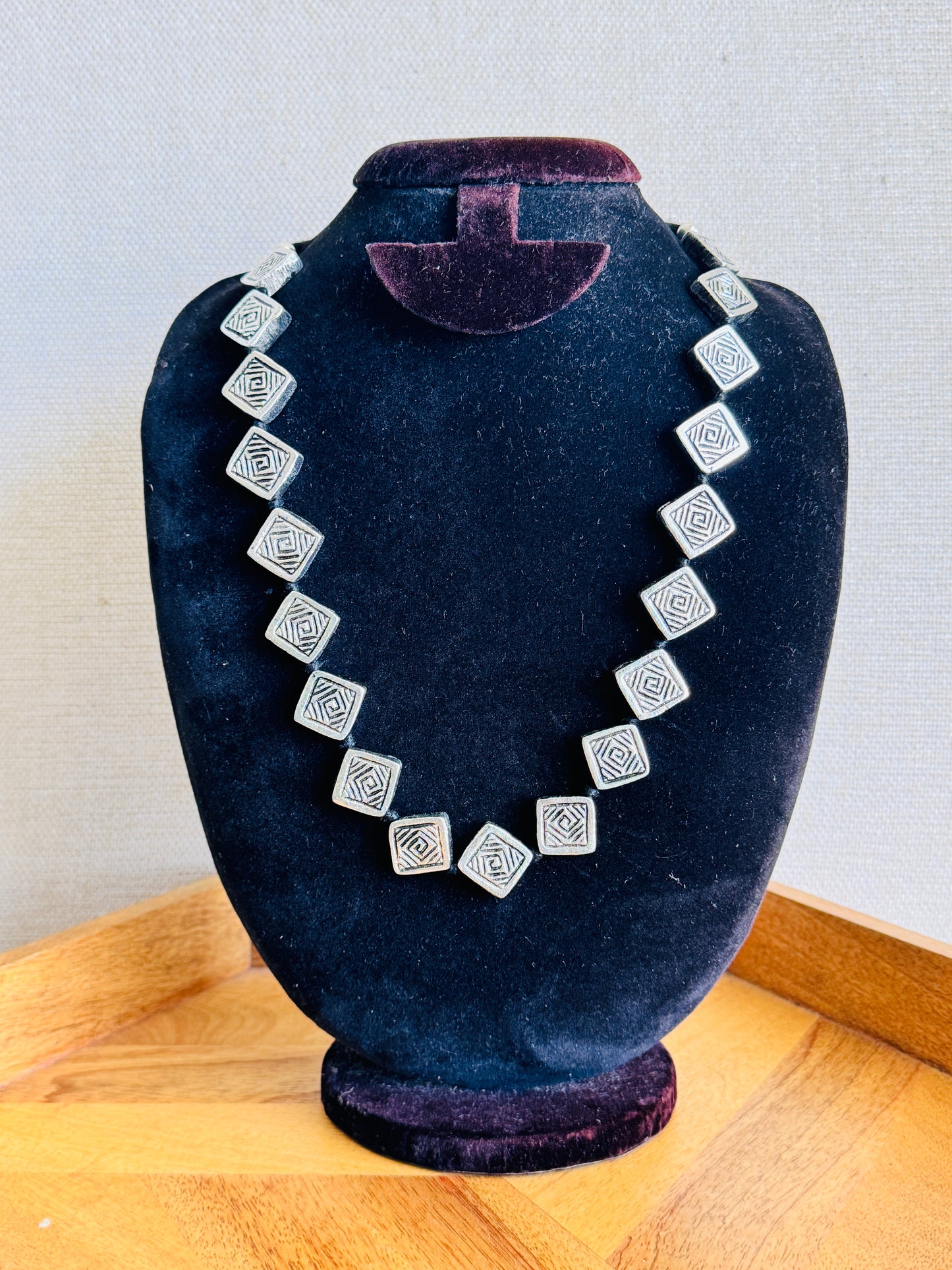 Statement Oval metal necklace with adjustable cord - Silver