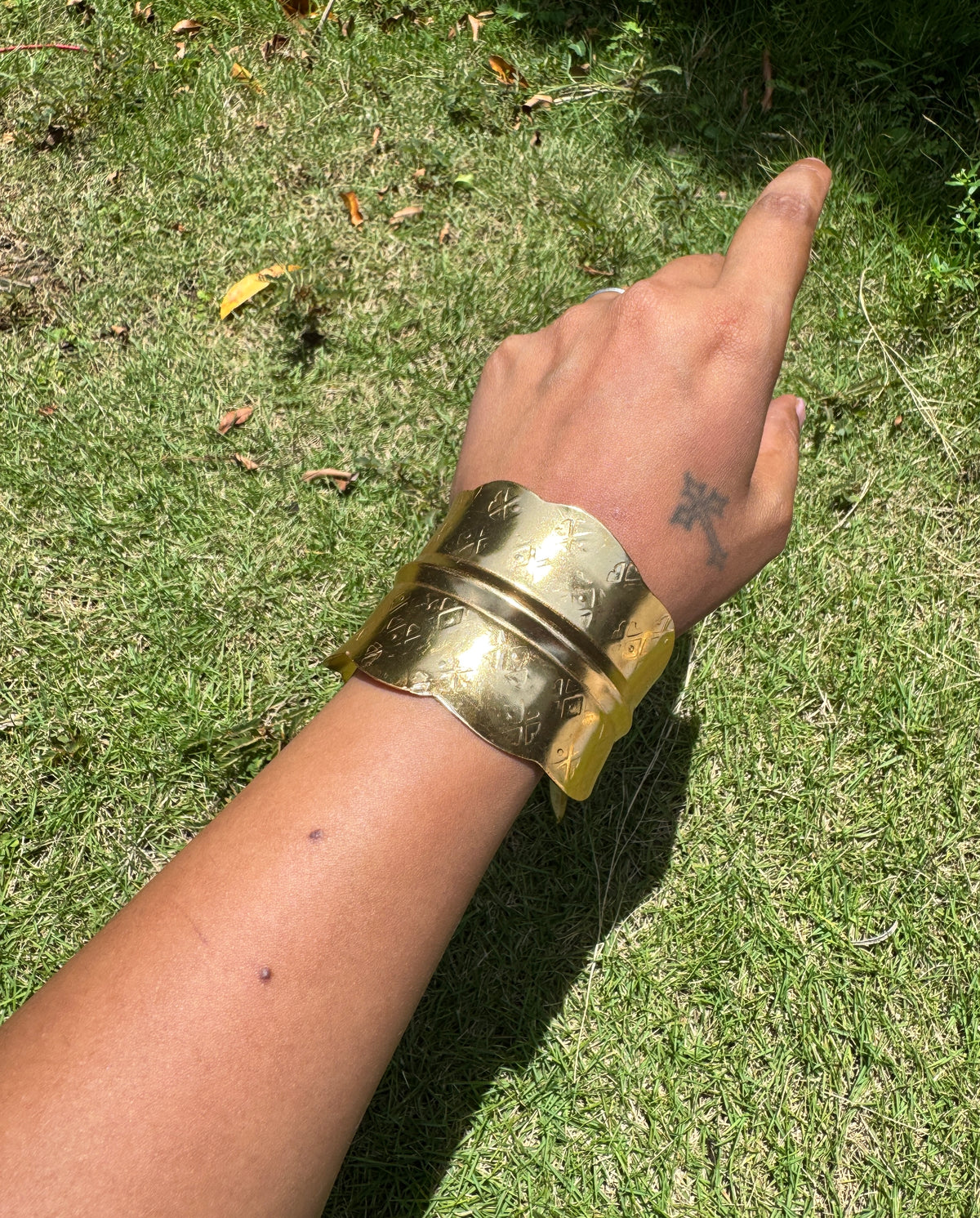 Abstract arm cuff in brass glossy plain