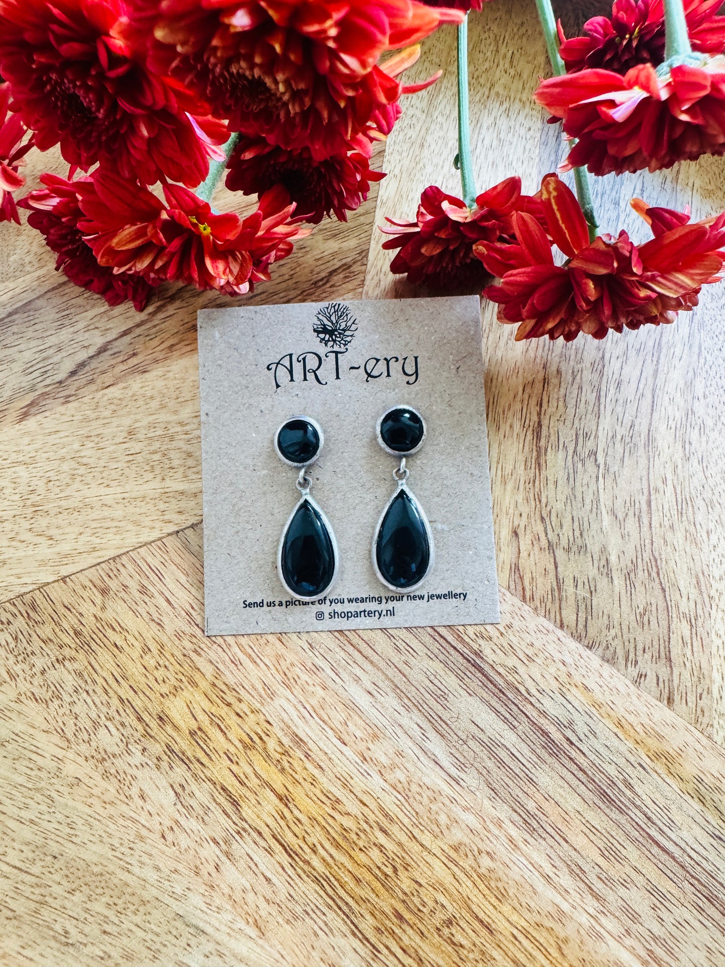 Simple tear drop earring - Black