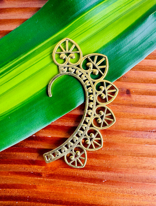 Ear cuff in gold tone