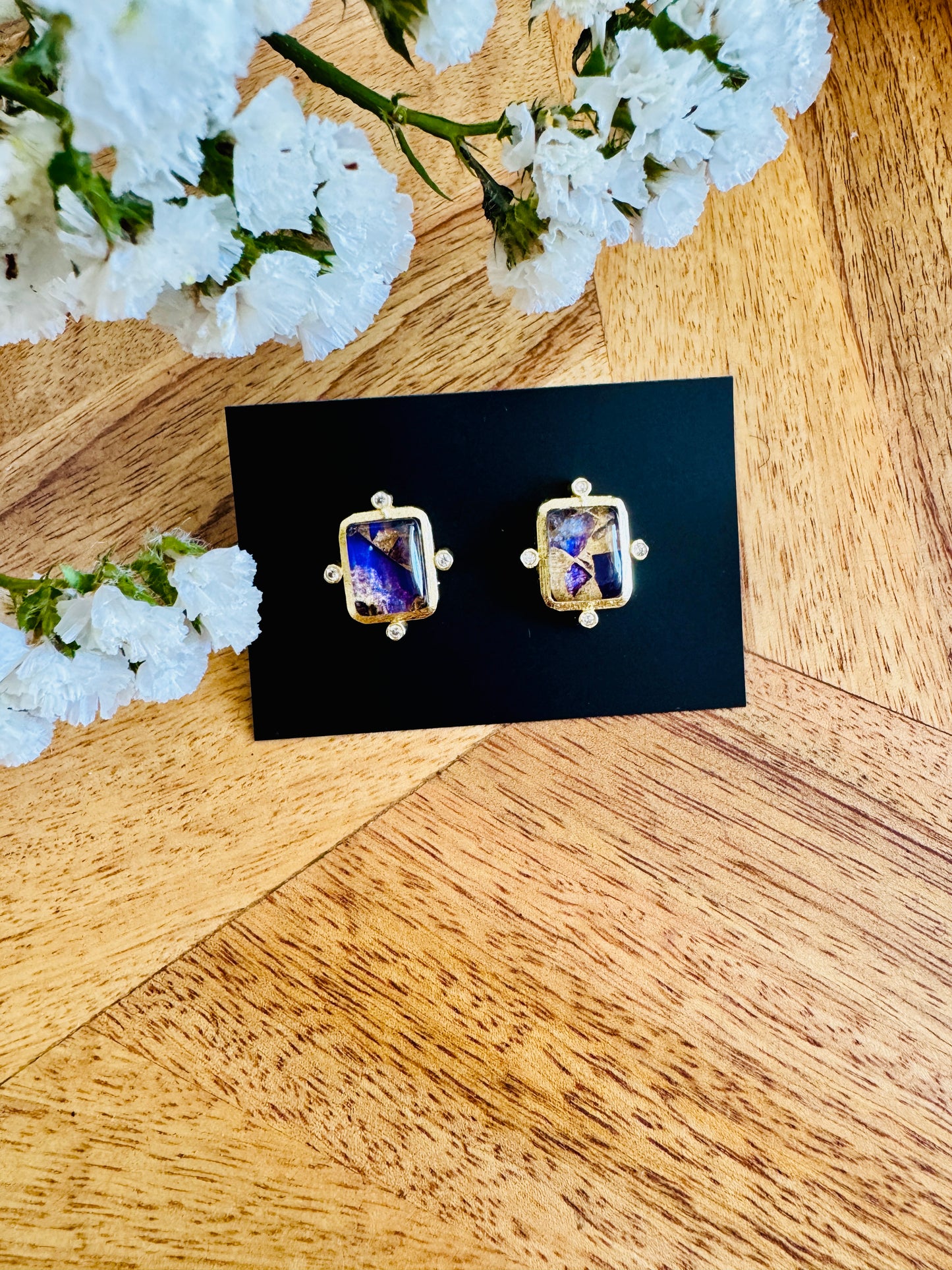Single blue stone stud