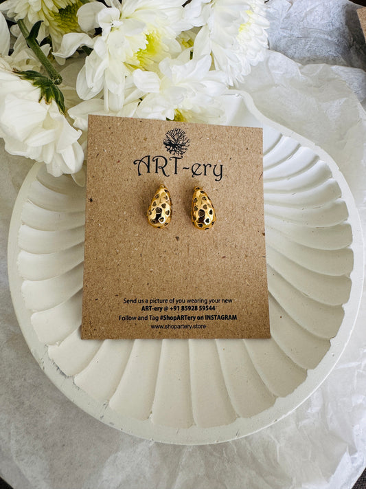 Tear drop gold earrings