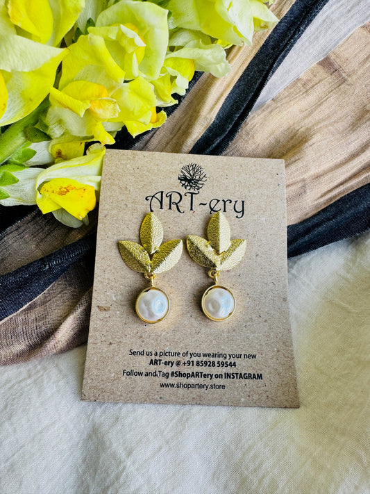 Brass earrings with pearl