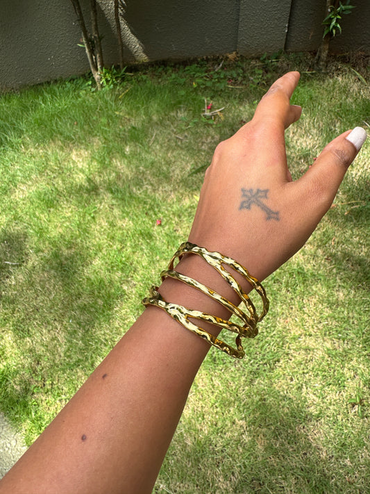 Flowing lines design arm cuff - Gold