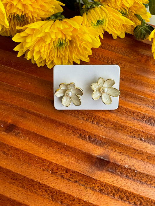 Off white flower ear stud