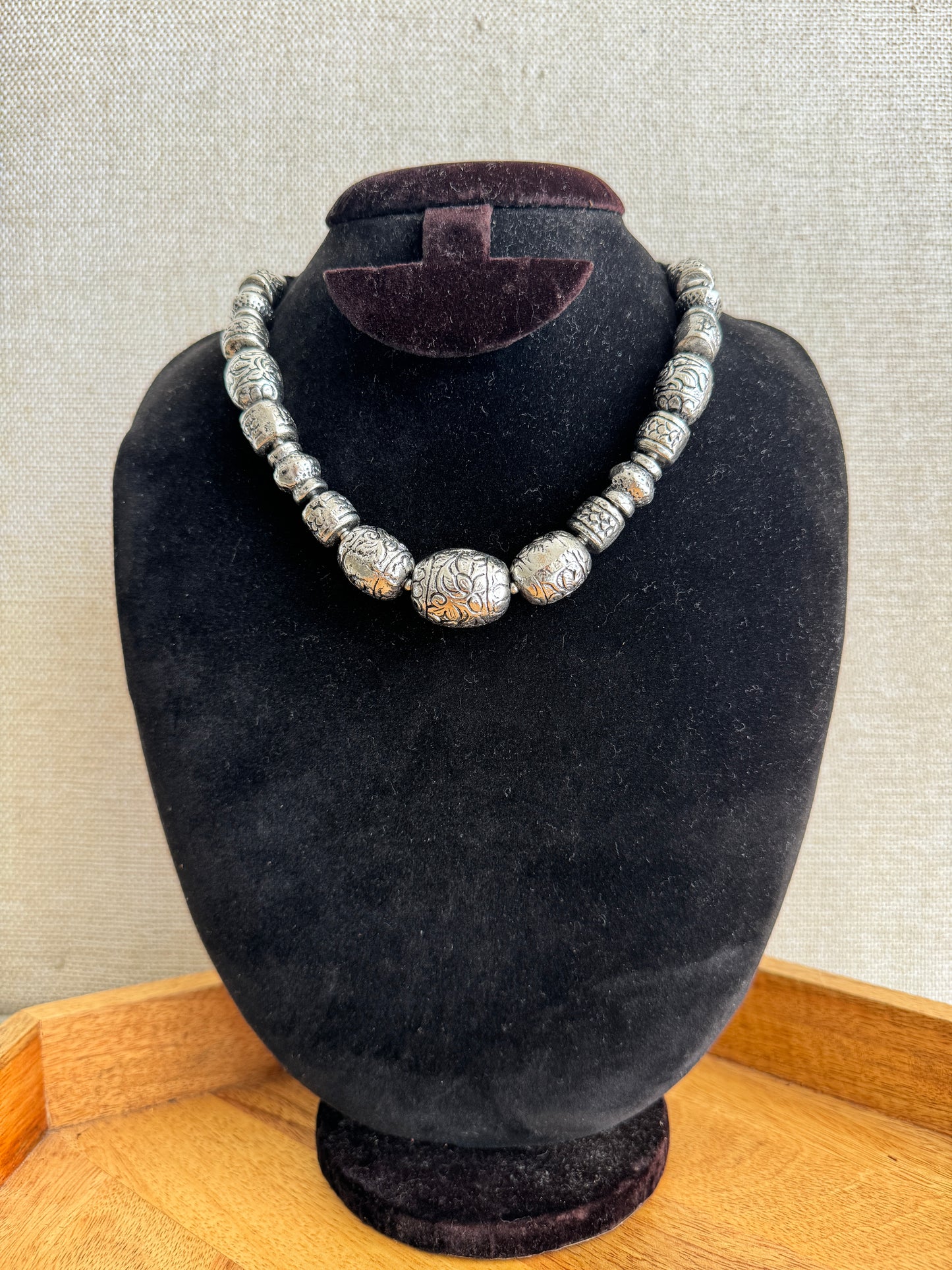 Short choker style metal necklace - Round