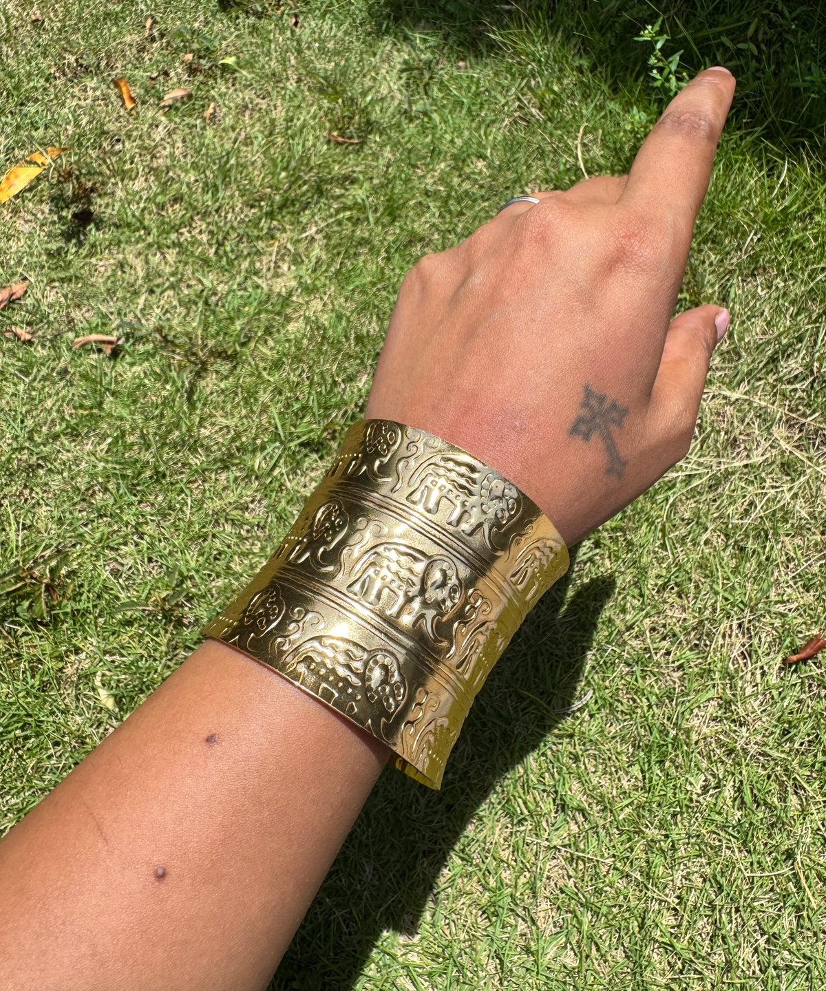 Abstract arm cuff in brass - elephant details