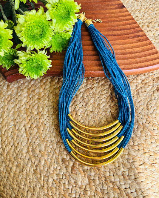 Jute statement necklace with gold tube - Blue