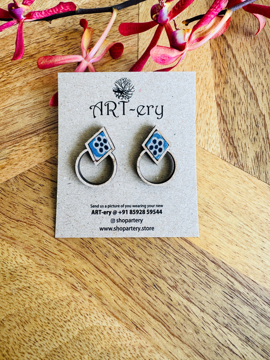 Lightweight fabric stud with wooden detailing - Diamond round indigo