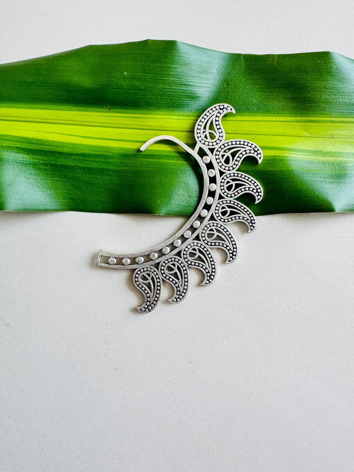 Ear cuff in gold tone Mango design