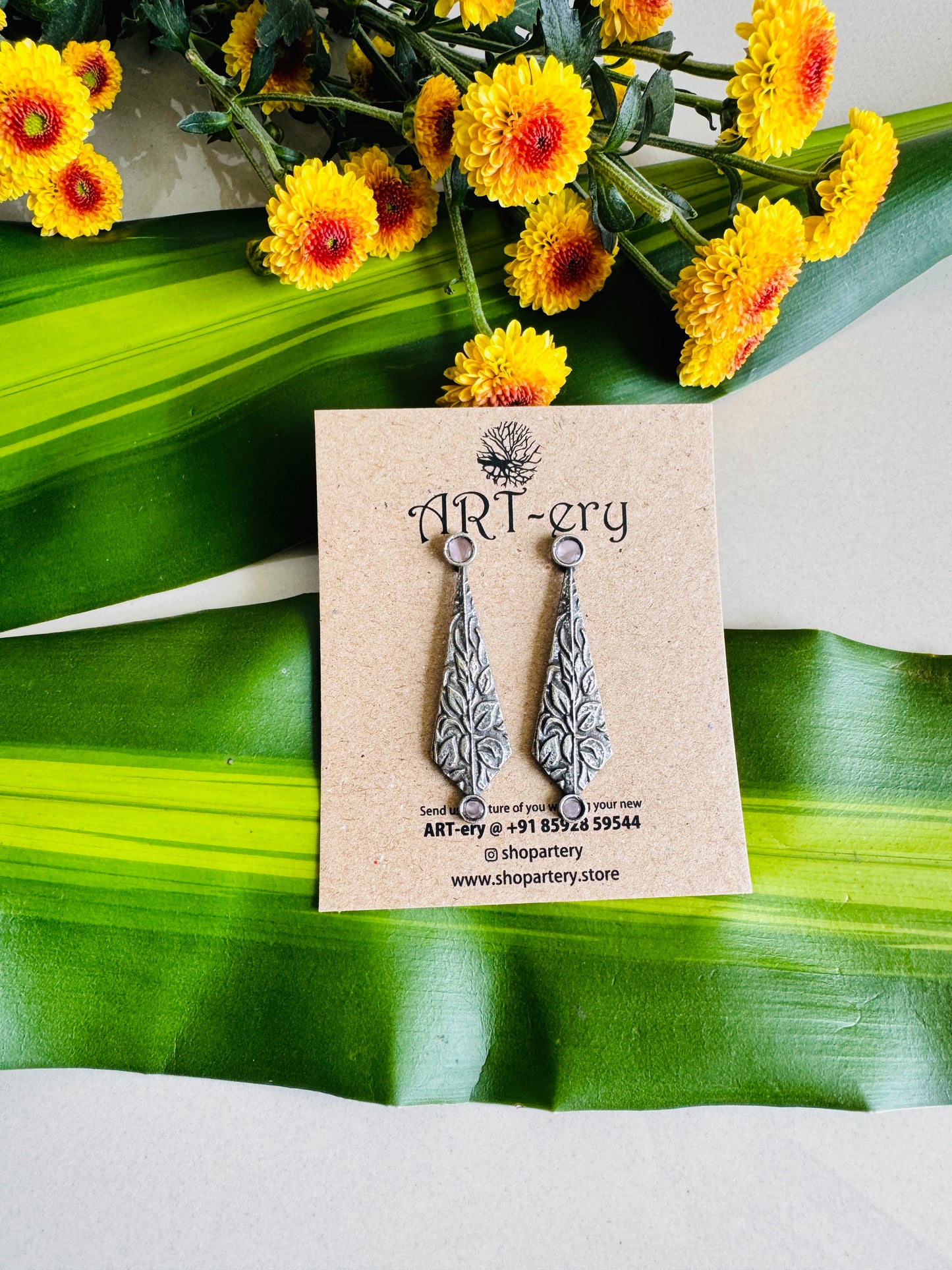 Diamond shaped earring in oxidised silver - Pink