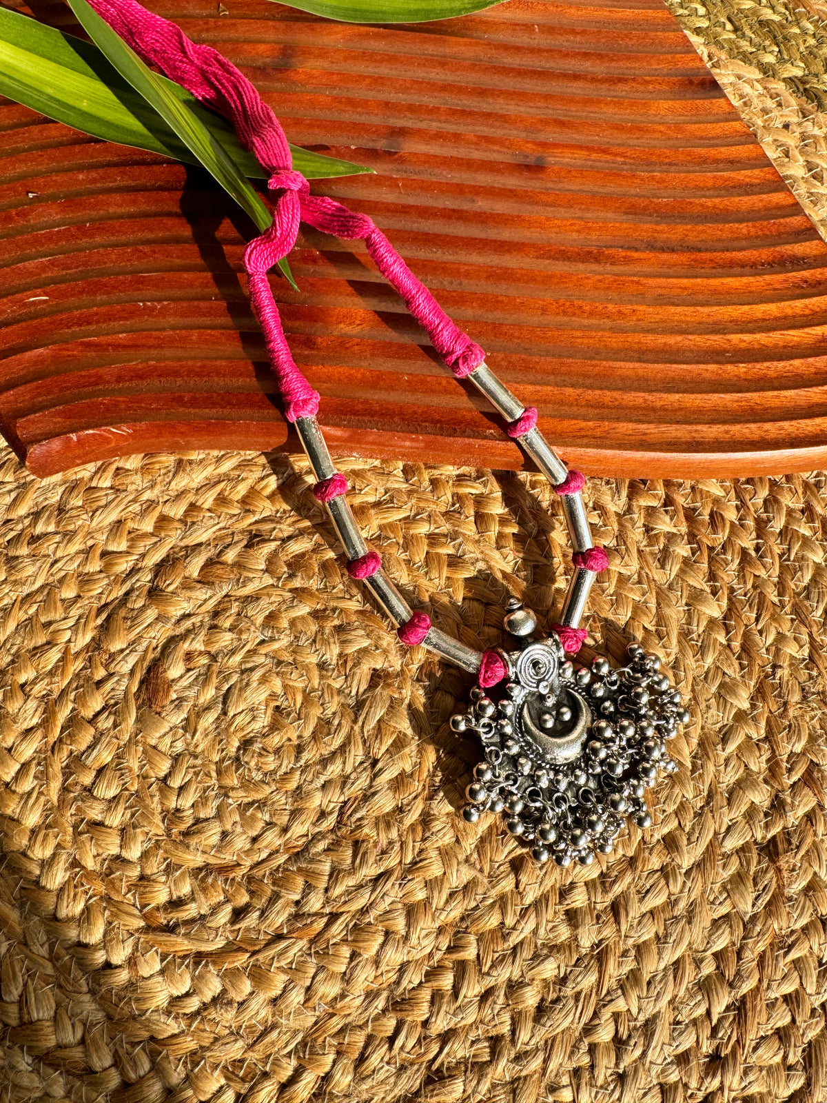 Oxidised silver thread necklace - Pink