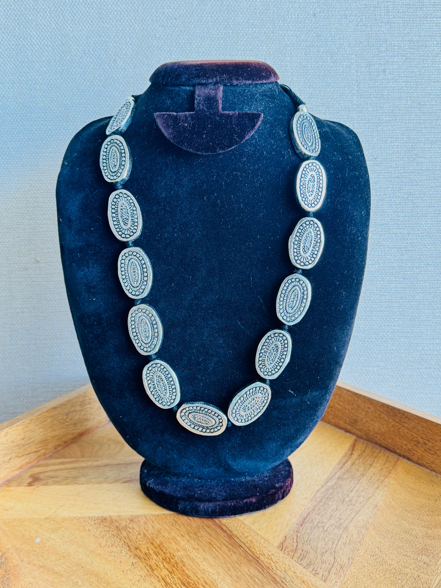 Statement Oval metal necklace with adjustable cord - Silver