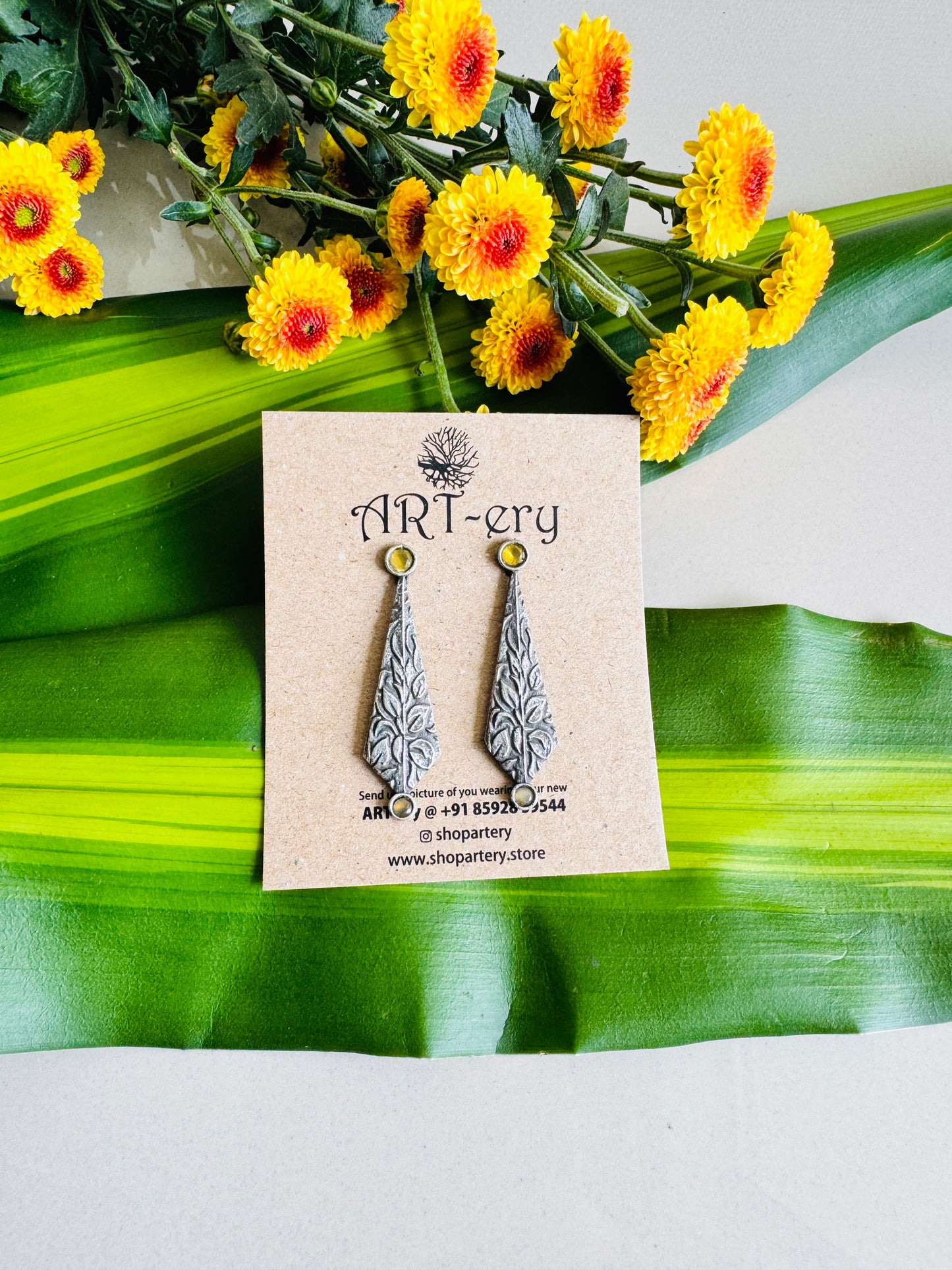 Diamond shaped earring in oxidised silver  -  Yellow